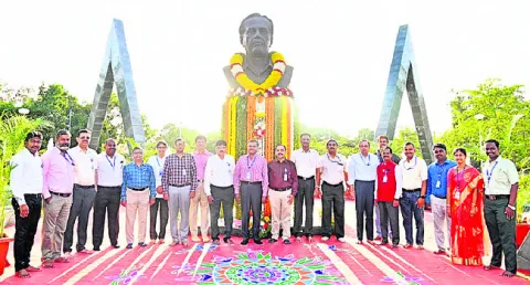 ప్రొఫెసర్‌ సతీష్‌ ధవన్‌కు ఘన నివాళి