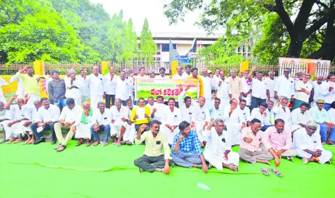 రోడ్డెక్కిన అధికార పార్టీ రాజకీయం 