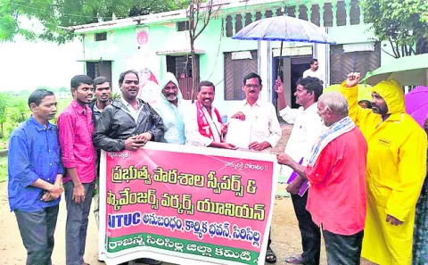 జీతాలు ఇచ్చి ఆదుకోండి