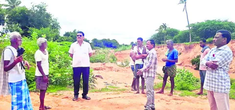 నగలతో పరారీ