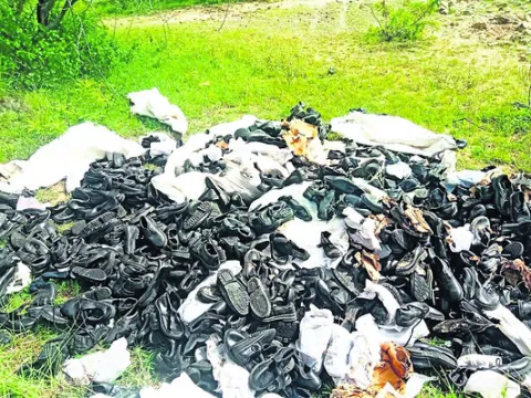 గుట్టల్లో గుట్టుగా విద్యార్థుల ‘షూ’లు