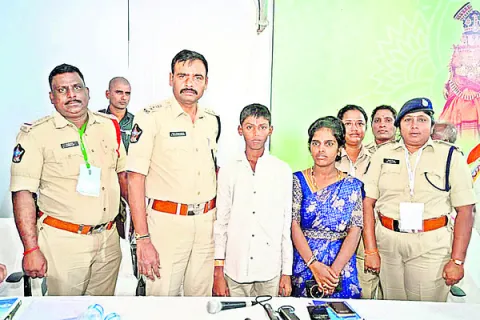 తప్పిపోయిన భక్తులు అప్పగింత 