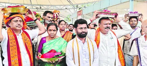 కనకదుర్గమ్మకు చీర, సారె