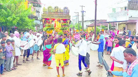 దుర్గామాతకు బోనం మొక్కులు
