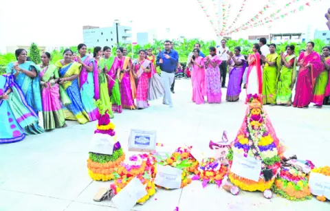 తెలంగాణ సంస్కృతికి ప్రతీక బతుకమ్మ 