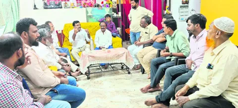 డిప్యూటీ మేయర్‌తో మాజీ డిప్యూటీ సీఎం చర్చలు

