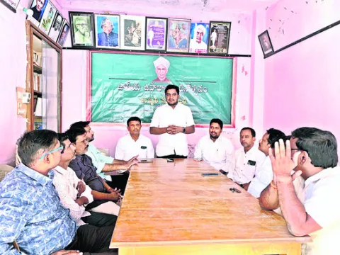 30 శాతం మధ్యంతర భృతి ప్రకటించాలి