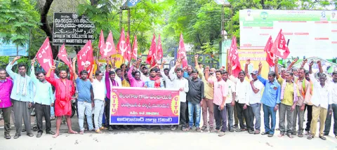 పెండింగ్‌ వేతనాలు చెల్లించాలి