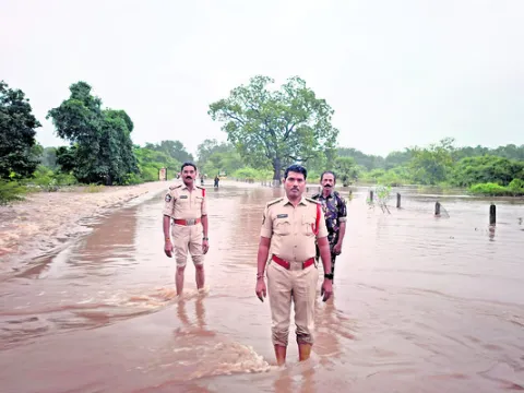 శ్రీశైలం, విజయవాడ వెళ్లే వాహనాల దారి మళ్లింపు