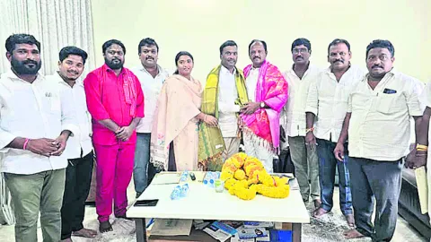మాజీ డిప్యూటీ సీఎం బూడిని కలిసిన బొడ్డేడ 
