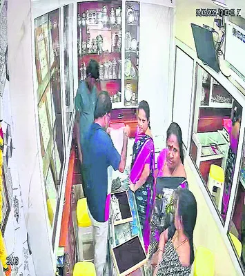 పుస్తెల తాళ్లు చోరీ 