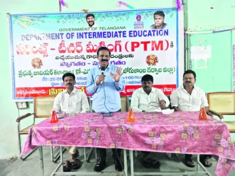 విద్యార్థులను తల్లిదండ్రులు ప్రోత్సహించాలి 