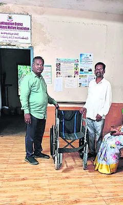 అరకు ఎంపీ చొరవతో దివ్యాంగునికి వీల్‌చైర్‌
