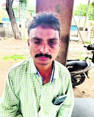 హోంగార్డుపై టీడీపీ అల్లరి మూక దాడి 
