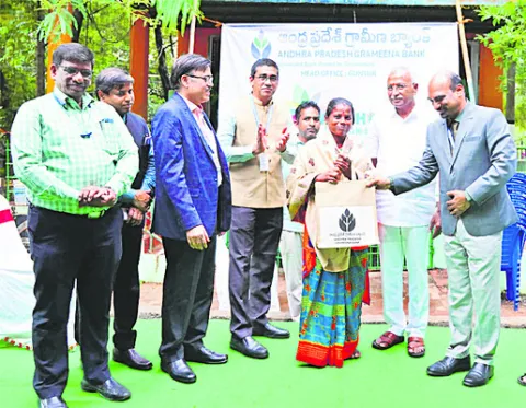 బ్యాంకు ఉద్యోగుల ‘స్వచ్ఛతా హీ సేవ’ 