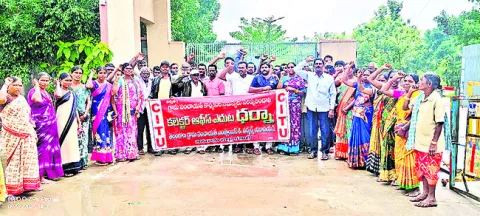 పెండింగ్‌ వేతనాలు చెల్లించాలి