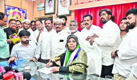 అట్టహాసంగా ఇన్‌చార్జి మేయర్‌ బాధ్యతల స్వీకరణ 