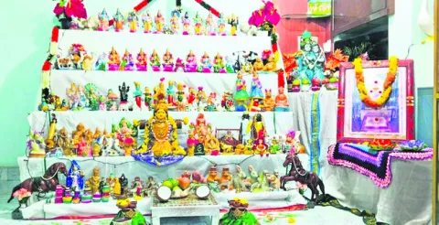 ● ఆకట్టుకుంటున్న బొమ్మల కొలువు 