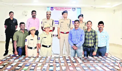 ‘157 సెల్‌ఫోన్‌ల రికవరీ’