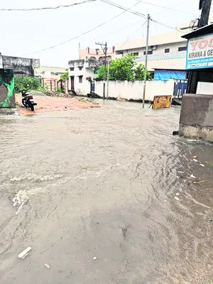 లోతట్టు ప్రాంతాలు జలమయం 
