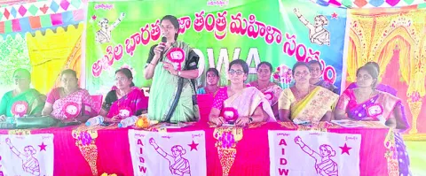 మహిళలు పోరాటాల్లోకి రావాలి