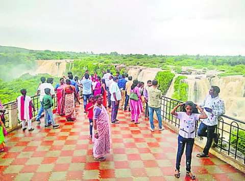 ఎత్తిపోతలకు భారీ జలకళ 