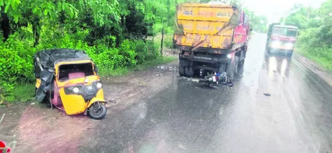 ఆగిఉన్న లారీని ఢీకొట్టిన బైక్‌ 