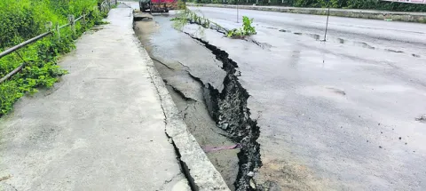 కుంగిన రహదారి 