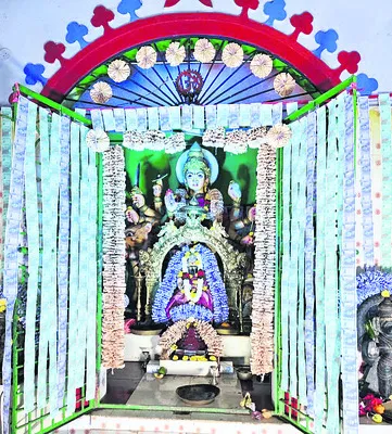 కరెన్సీ నోట్లతో దుర్గమ్మకు అలంకరణ 