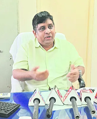 జిల్లా జీఎస్‌టీ అధికారి జాన్‌ స్టీవెన్‌సన్‌ 