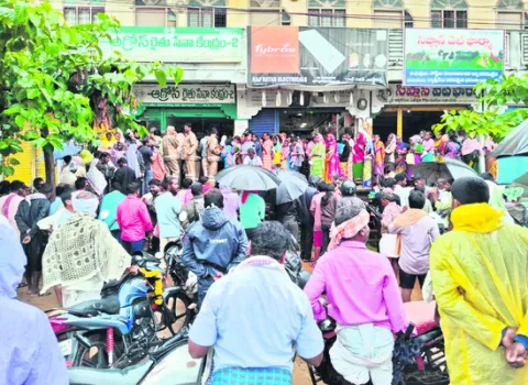 యూరియా కోసం వర్షంలోనూ బారులు.. 