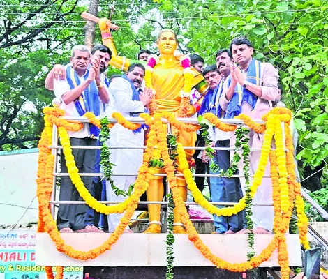 చాకలి ఐలమ్మను స్ఫూర్తిగా తీసుకోవాలి