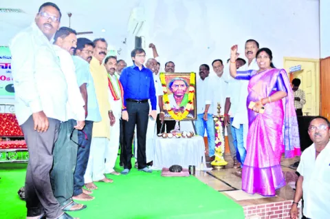 ఐలమ్మ ఆశయ సాధనకు కృషి చేయాలి 