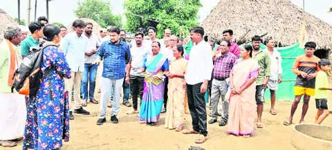 పది రోజుల్లో రోడ్డు పనులు పూర్తి చేయాలి
