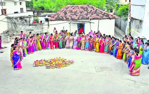పూలు.. పాటల జాతర