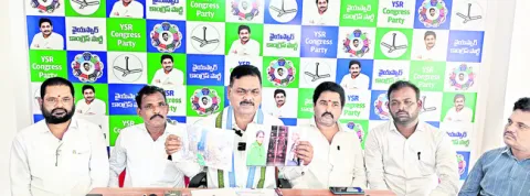కింజరాపు కుటుంబం దోచుకుంటోంది 
