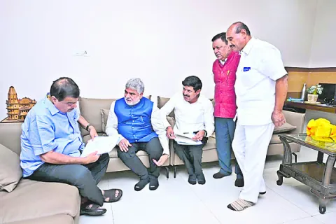 హైవేల అభివృద్ధికి నిధులివ్వండి