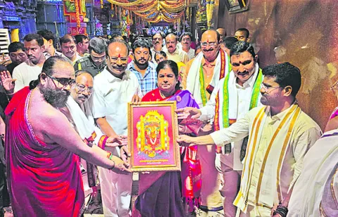 మహాలక్ష్మీ సేవలో గవర్నర్లు.. 