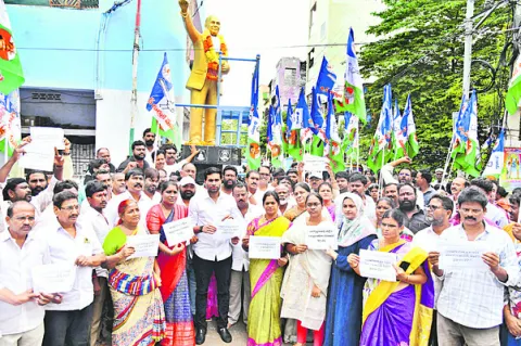 బాలకృష్ణ తక్షణమే క్షమాపణ చెప్పాలి 