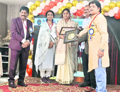 డాక్టర్‌ విజయలక్ష్మికి నేషనల్‌ సేవా ఐకాన్‌ అవార్డు 