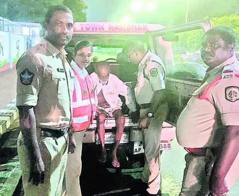 కన్న తండ్రిని రోడ్డుపై వదిలేసి.. 