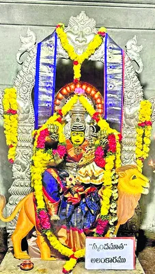 స్కందమాత అలంకరణలో భ్రమరాంబిక