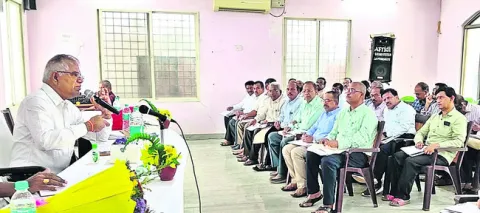 పనుల్లో పురోగతి లేకపోతే ఉపేక్షించేది లేదు 