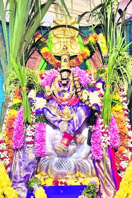 ధాన్యలక్ష్మి అవతారంలో అమ్మవారి దర్శనం