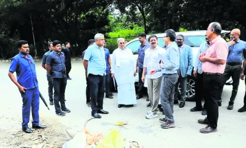రోడ్లపై కళ్లు మూసుకుని తిరుగుతున్నారా?
