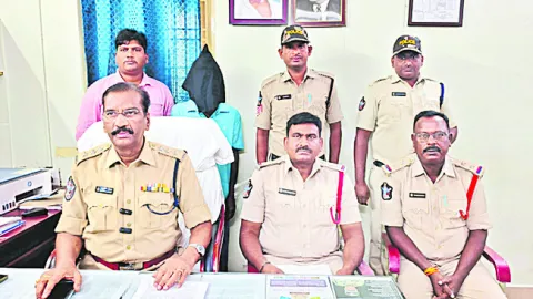తల్లిని హత్య చేసిన తనయుడి అరెస్ట్‌ 
