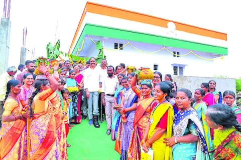 పేదల సొంతింటి కల తీరుతోంది
