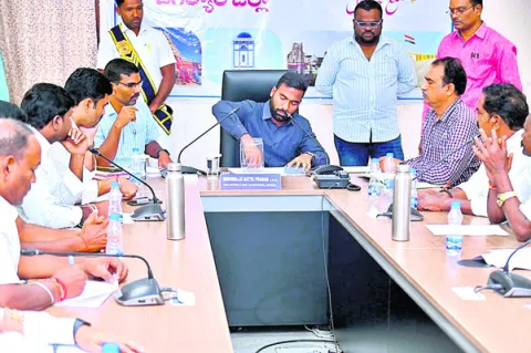 స్థానిక సందడి షురూ
