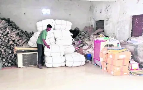 గోదాముల్లోనే బతుకమ్మ చీరలు
