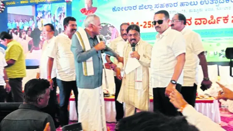కోముల్‌ భేటీలో ఎమ్మెల్యేల గొడవ 